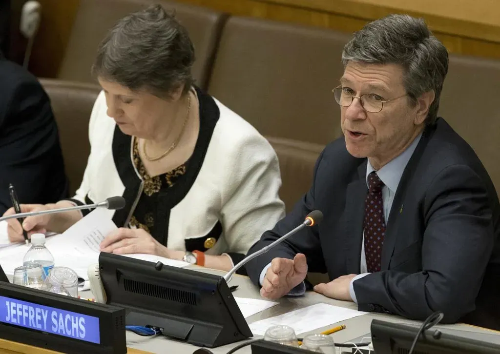 哥倫比亞大學經濟學教授薩克斯（Jeffrey Sachs）（右）。（圖／美聯社資料照片）