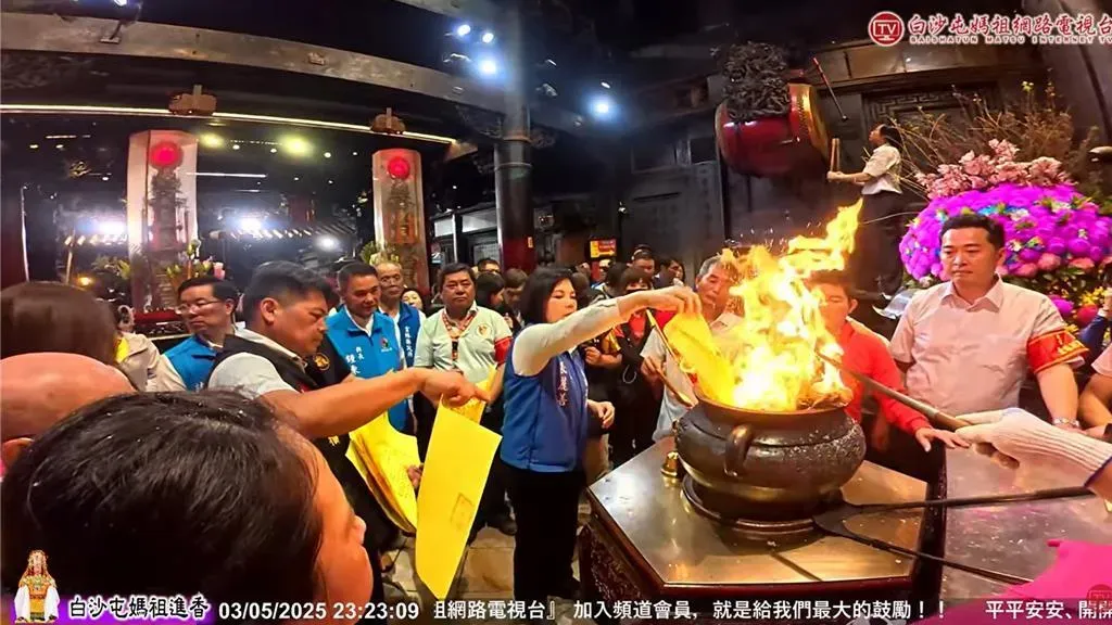 張麗善昨晚協助焚化香燈腳名單，被網友批評蹭流量。（圖／翻攝白沙屯媽祖網路電視台）