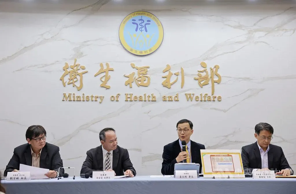 食藥署5日舉行記者會，署長姜至剛（右2）、副署長林金富（左2）、食藥署北區管理中心主任鄭維智（右）、食藥署食品組長劉芳銘（左）出席說明。（圖／中央社）