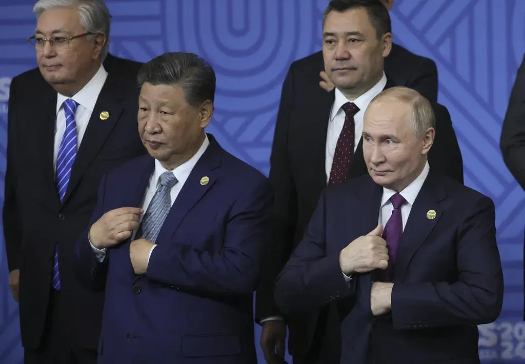 習近平與普丁2024年10月24日在喀山出席金磚國家峰會團體照時比肩而立。(資料照/美聯社)