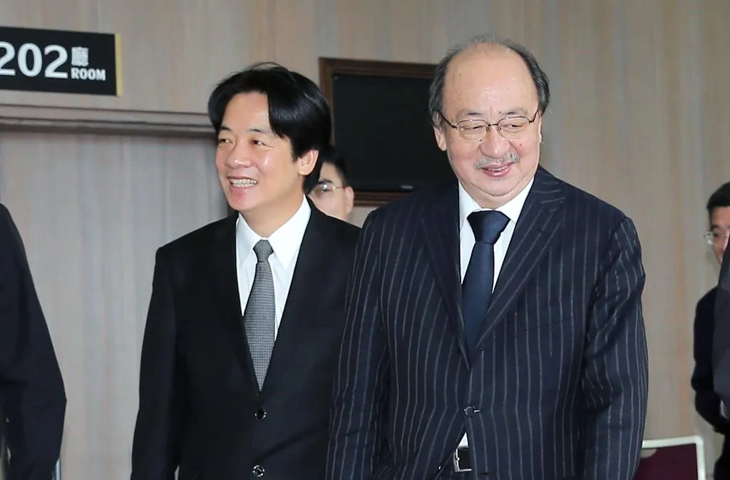 賴清德(左)與民進黨立院總召柯建銘(右),被認為是綠營力推大罷免亂象中最激進的主導人物。(圖/中時)