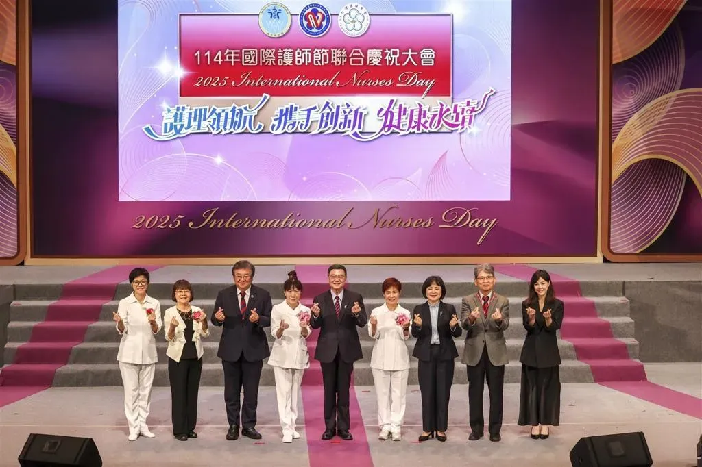 在國際護師節前夕，行政院長卓榮泰昨日主持「114年國際護師節聯合慶祝大會」，表揚長年致力於軍護人員培訓的國防醫學院護理學系林佳慧上校，她獲頒「台灣傑出護理人員專業貢獻獎」，肯定其專業貢獻。(圖/青年日報)