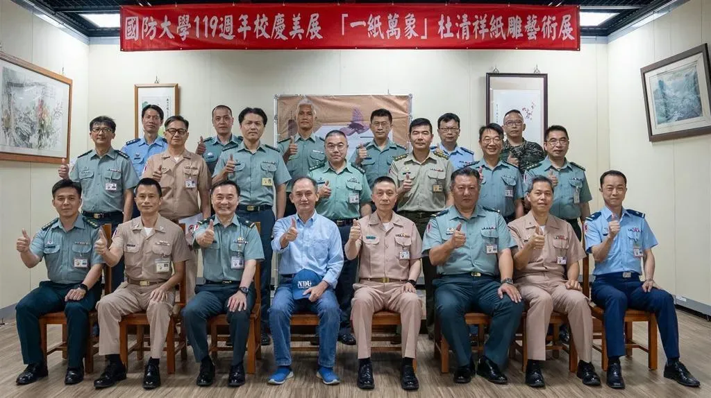 劉志斌上將和杜清祥老師及與會人員合影。(圖/軍聞社)