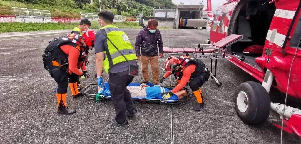 屏東船長蘭嶼外海捕魚疑中風 空勤直升機助送醫2025/5/8 09:50（5/8 10:41 更新）「能勝財2號」漁船8日凌晨在蘭嶼外海捕抓黑鮪魚，林姓船長疑中風，漁船緊急停靠蘭嶼開元港，由空勤總隊黑鷹直升機將林姓船長接送到台東就醫。（圖/空勤總隊提供）