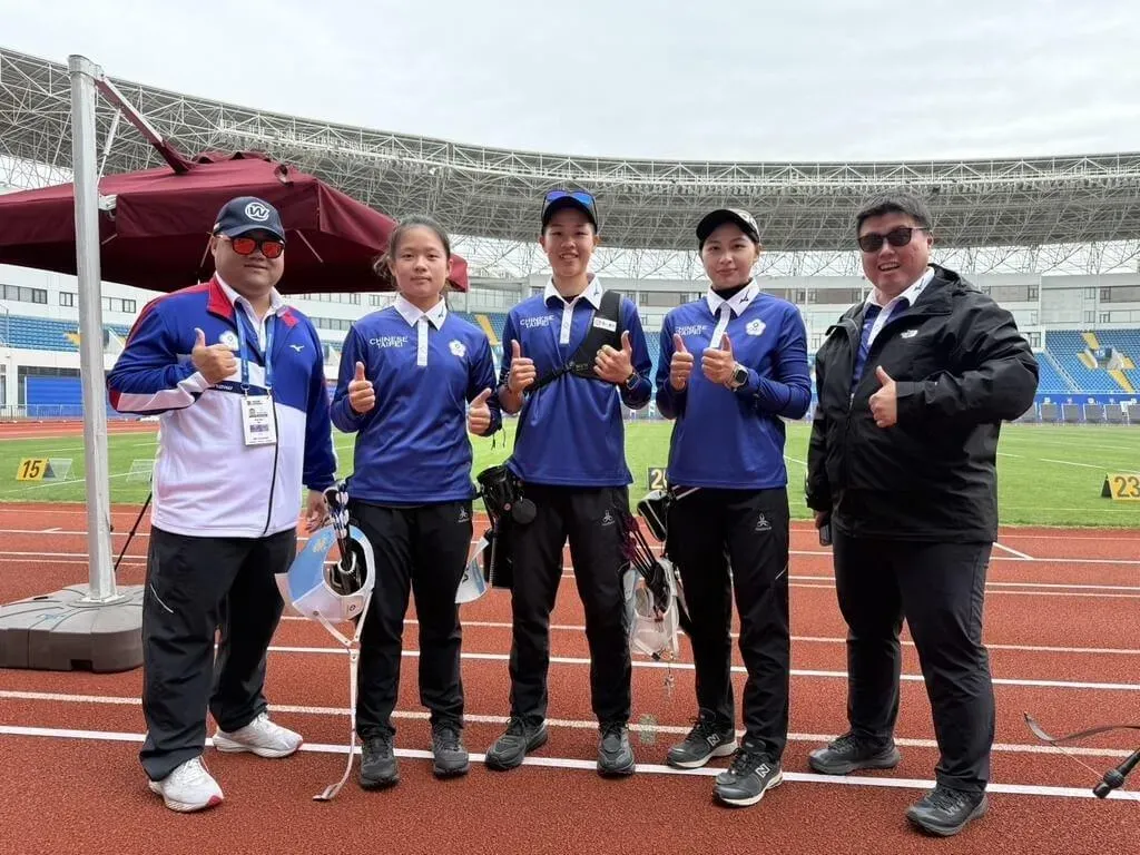 巴黎奧運國手李彩綺（左2）領軍，搭配施孟君（中）、郭紫穎（右2）組成的台灣反曲弓女團，8日在射箭世界盃上海站勇奪銅牌。左為反曲弓女子隊教練吳英男、右為台灣射箭代表隊總教練廖健男。（圖／射箭協會提供）