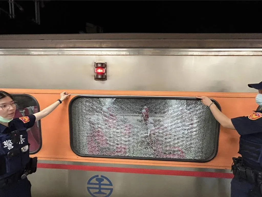 台鐵138次屏東至七堵自強號列車,7日晚行有民眾通報第5車山側21號座位玻璃因不明原因破裂,碎裂呈蜘蛛網狀。(警方提供)
