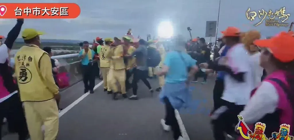 粉紅超跑9日行經台中市大安區台61線時,因開放香燈腳扛轎,導致神轎轎桿斷裂。(圖/翻攝自白沙屯拱天宮YT頻道)