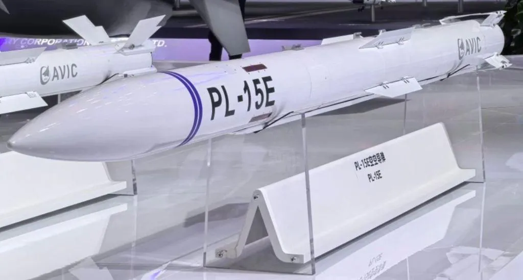 大陸霹靂-15空對空長程飛彈。（圖／擷取自央視）