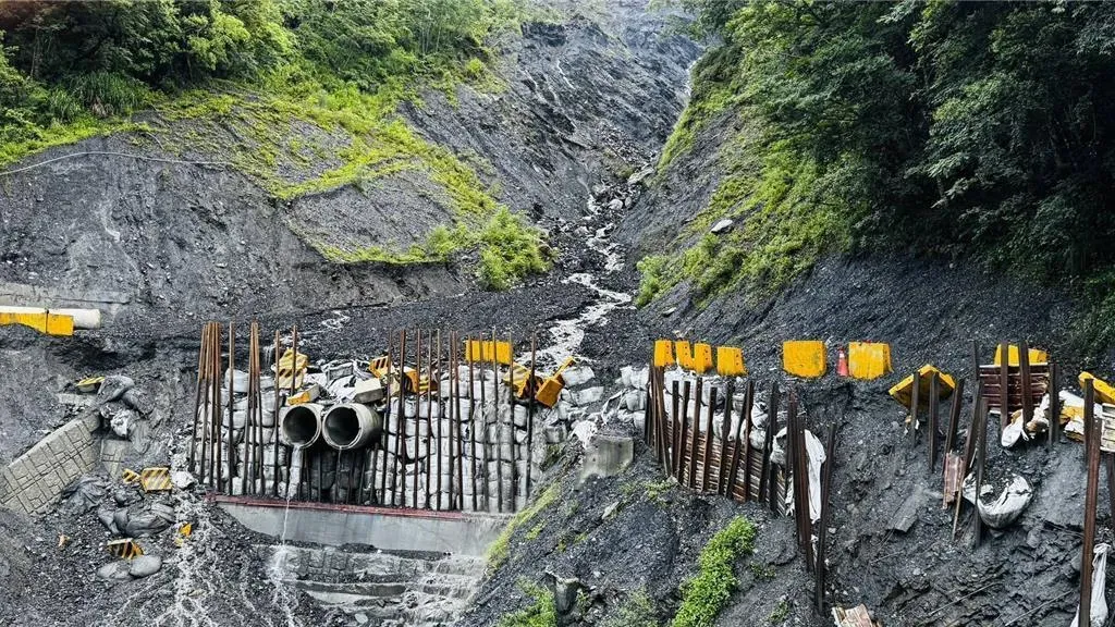 南投縣仁愛鄉奧萬大國家森林遊樂區聯外石灰坑溪橋工程便道10日因泥流阻斷道路，林業署南投分署將自11日起休園3天。（圖／林保署南投分署提供）