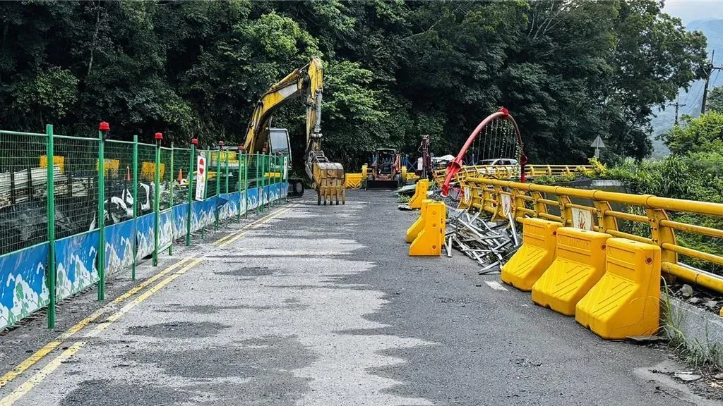 林業署南投分署已緊急派員到場搶修，目前開放原有橋梁道路並採單線管制通行。（圖／林保署南投分署提供）