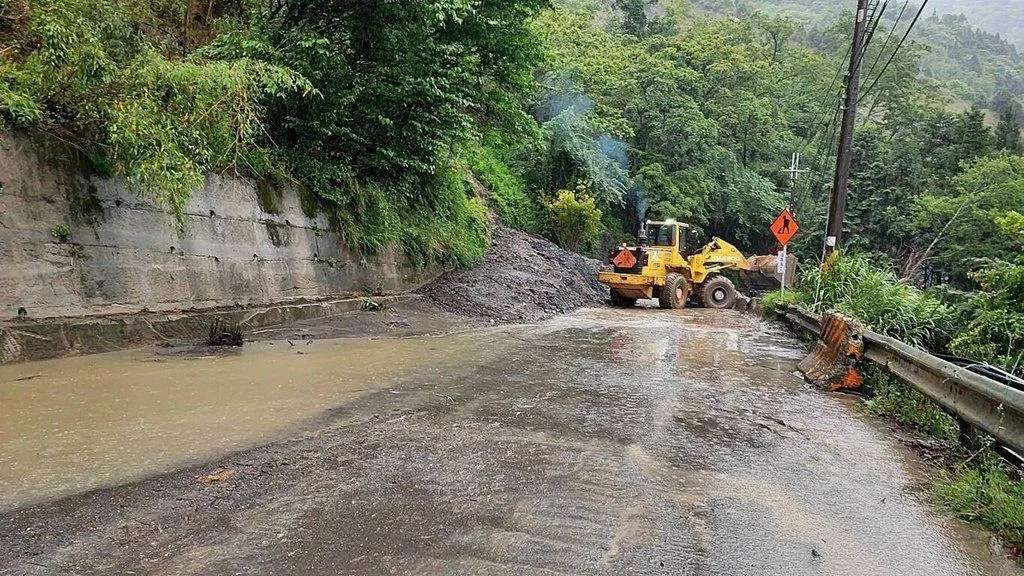 鋒面影響，台中市和平山區10日起降下大雨，台8線中橫便道多處土石流，11日上午原訂通行班次取消，經公路局派機具搶修。（圖／谷關工務段提供）