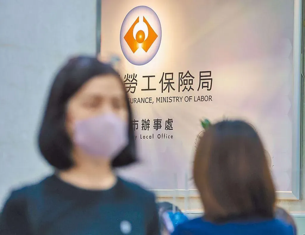 若勞保加國民年金年資合計超過15年,就可領取「雙年金」。(圖/資料照)
