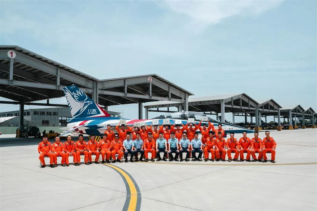 首批自T-34型機直接換裝勇鷹高教機的學員,近日順利達成「全員通過」單飛測驗的重要里程碑,展現出空軍健兒堅強毅力與專業精神,凸顯新一代飛行員堅實戰力與發展潛力。(圖/軍聞社)