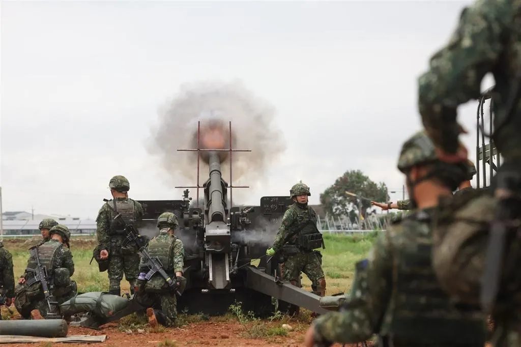 陸軍裝甲564旅砲兵營基地期末鑑測，日前實施105榴彈砲實彈射擊，發射手拉動火繩後，砲管伴隨巨大火球射出砲彈，並成功落於目標區，展現連日基訓成果。(圖/青年日報)
