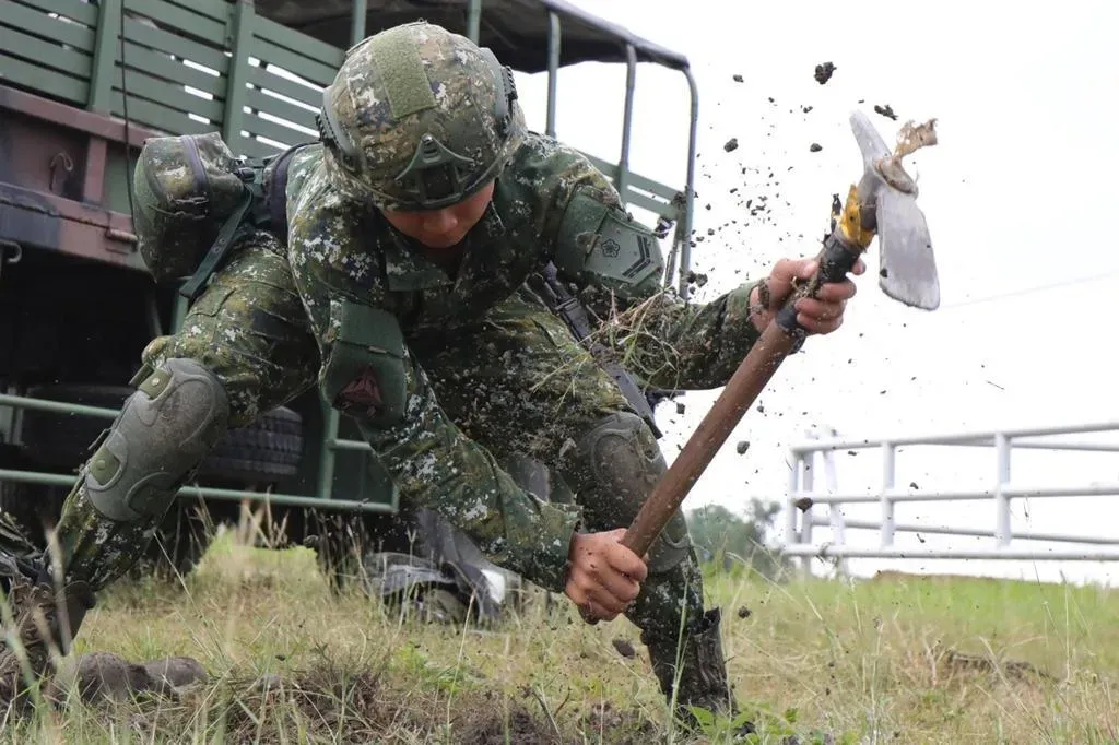  抵達陣地後，砲兵立即完成火砲構築工事。(圖/青年日報)