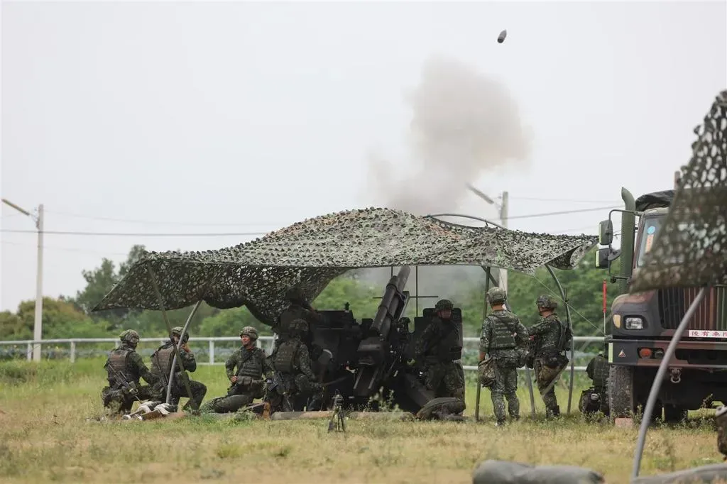 官兵射擊105榴彈砲，展現基地扎實訓練成效。(圖/青年日報)