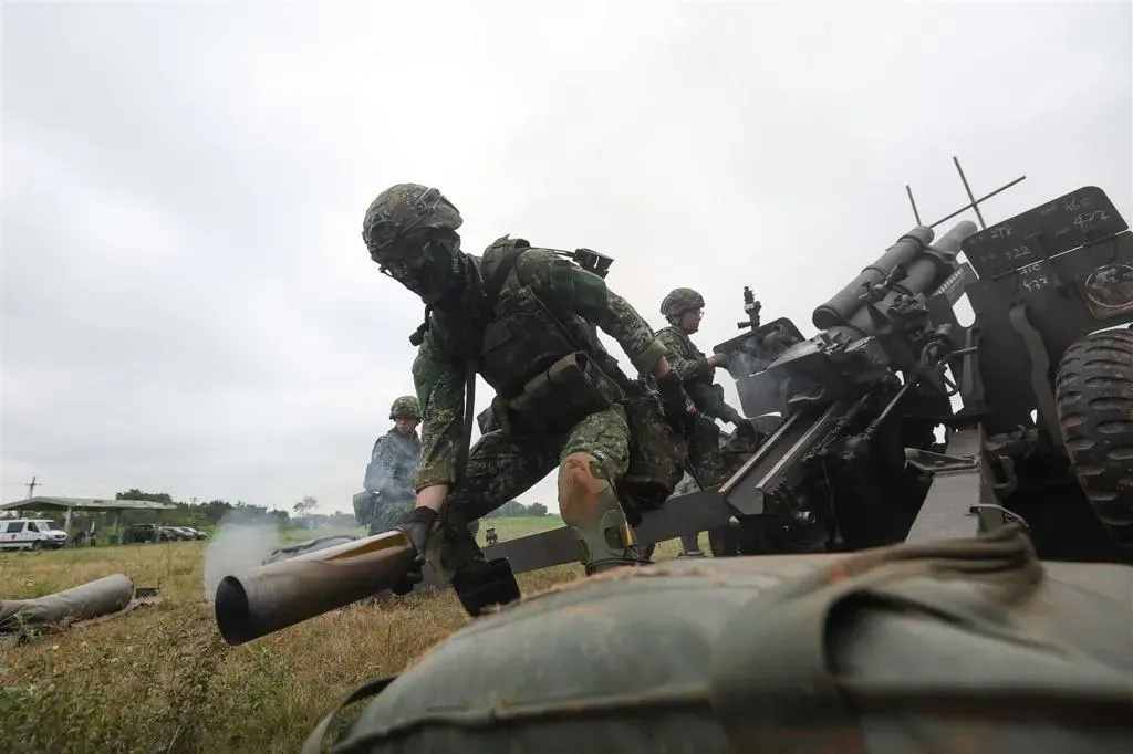 陸軍裝甲564旅砲兵營基地期末鑑測，日前實施105榴彈砲實彈射擊，發射手拉動火繩後，砲管伴隨巨大火球射出砲彈，並成功落於目標區，展現連日基訓成果。(圖/青年日報)