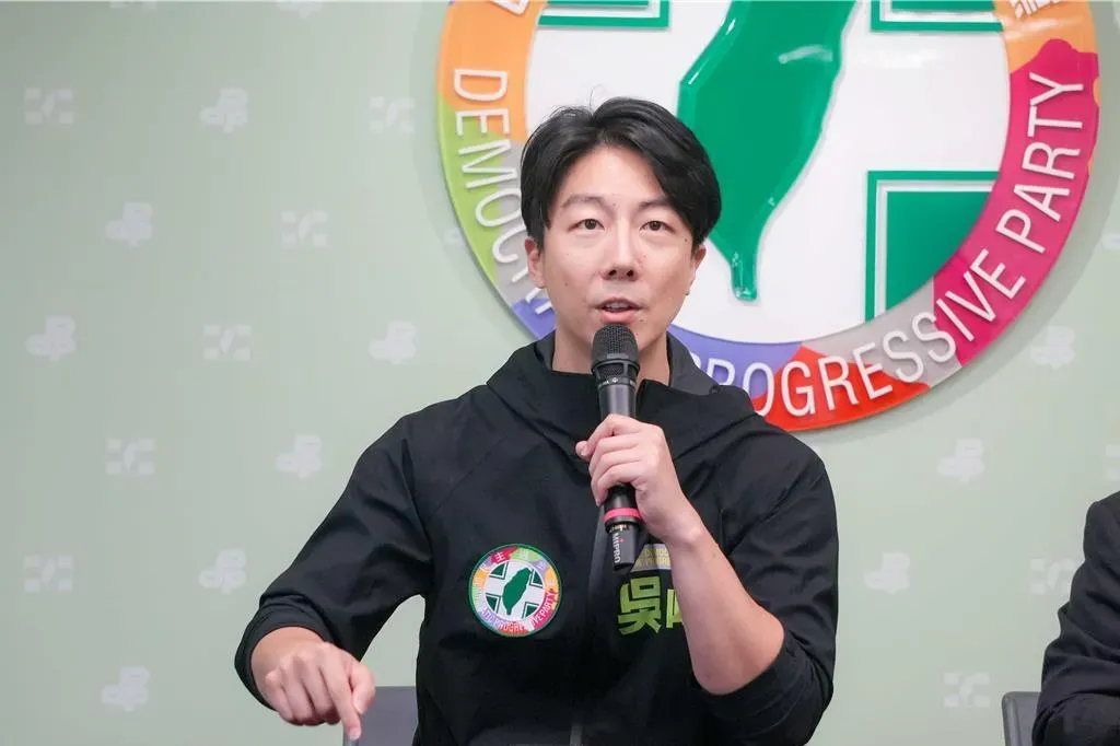 吳崢今天說，南鐵照顧宅完全符合都更公益性精神，而京華城案則利益回歸到威京集團。（圖/民進黨提供）