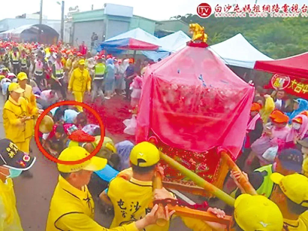 白沙屯媽祖遶過舉大罷免旗幟的人士。（圖／翻攝白沙屯媽祖網路電視台YouTube）