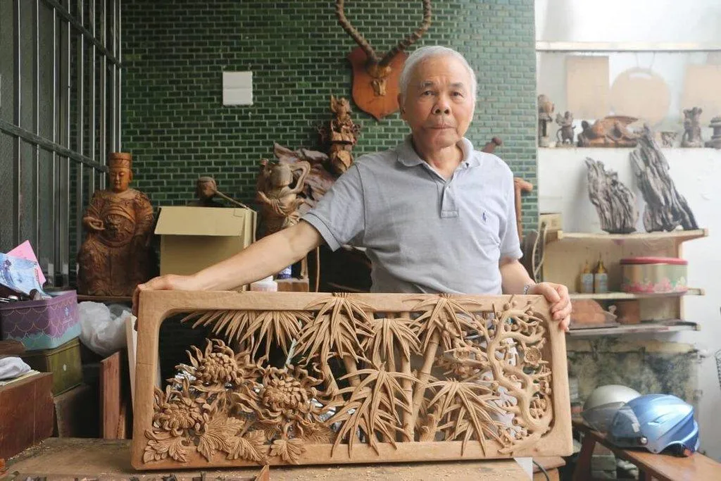 嘉義市傳統工藝「鑿花」保存者蔡共新12日辭世，享壽78歲。（圖／嘉義市政府文化局提供）