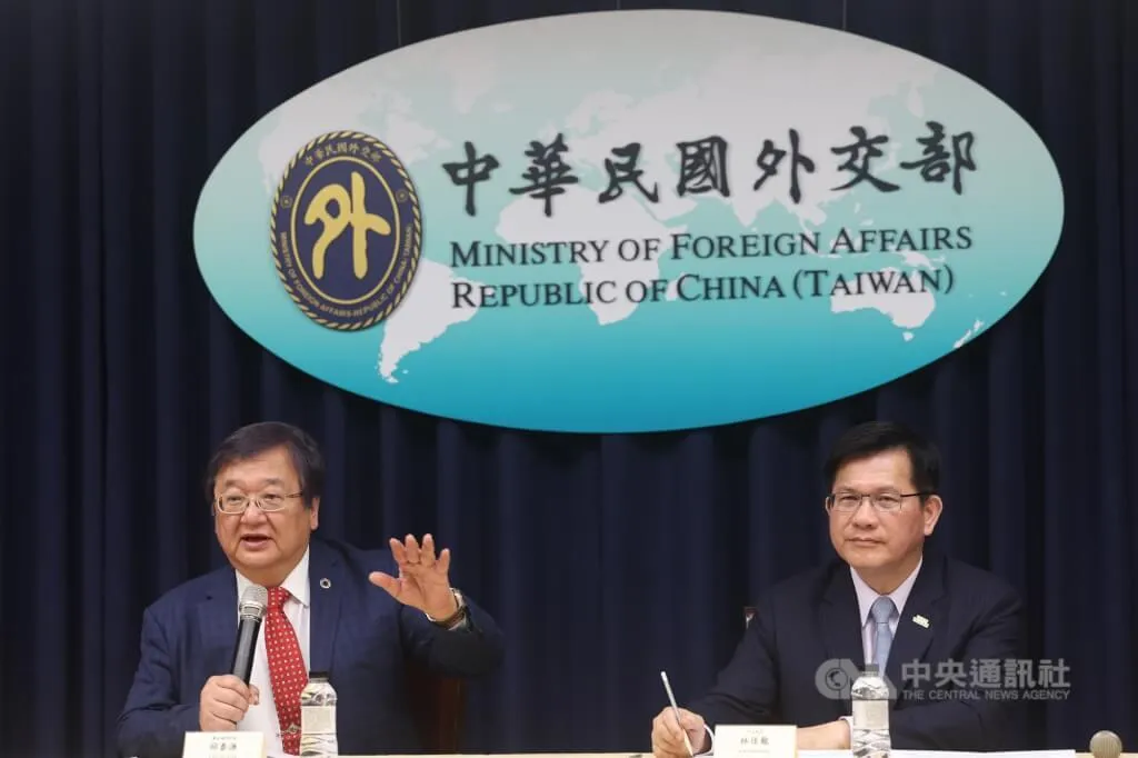 2025年「世界衛生大會」（WHA）推案雙部長記者會16日上午在外交部舉行，由外交部長林佳龍（右）、衛福部長邱泰源（左）主持說明。（圖／中央社）