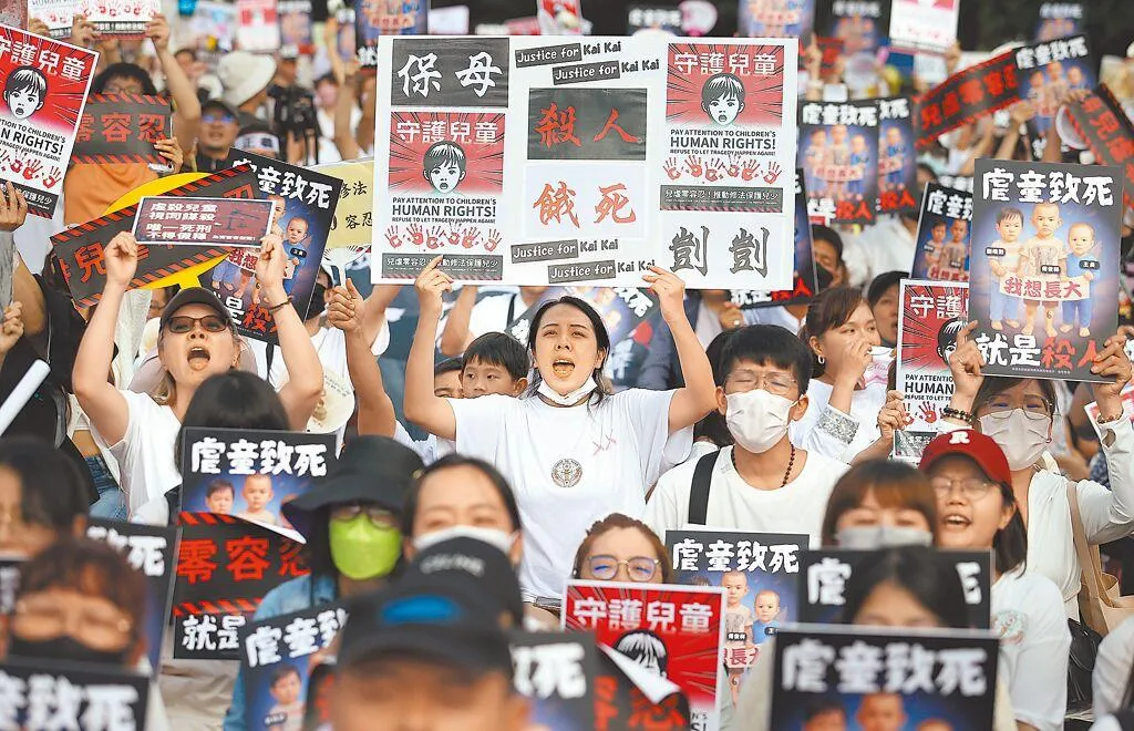 圖為５月10日「終結兒虐 陪你長大」護兒集會行動，民眾高舉標語呼籲兒虐零容忍，提出加重刑責等訴求。（示意圖／中時范揚光攝）