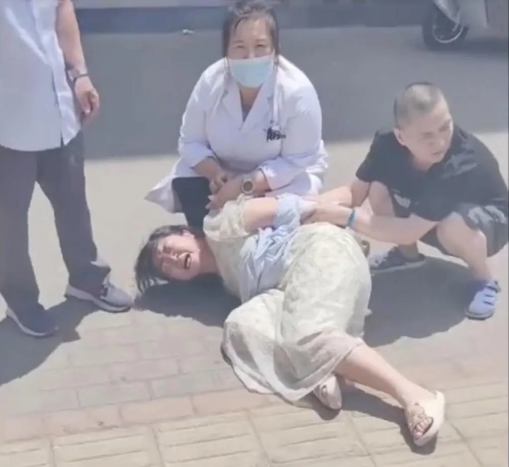 河南女子被強制送醫，當街大喊「我頭腦很清晰」。（圖／翻攝抖音「有你不孤單」）