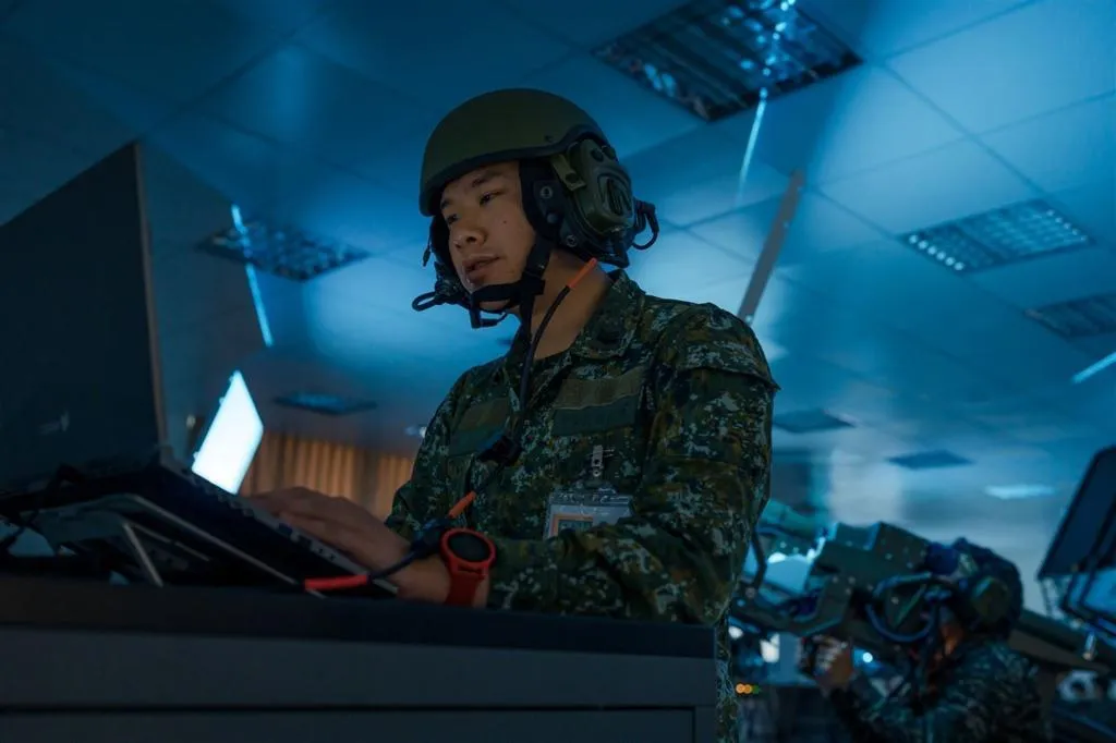陸軍砲兵訓練指揮部自去年12月建置「雙聯裝刺針飛彈系統訓練模擬器」，使官兵不受時間、空間限制，模擬戰場適應雙聯裝刺針飛彈約30公斤負荷情況下，遂行目標搜索、追瞄，強化個人接戰能力，厚植防空部隊精良戰技。(圖/青年日報)