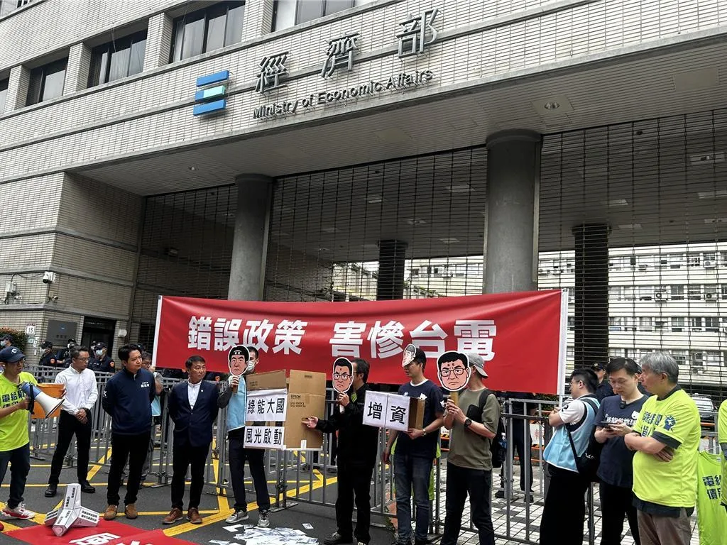 核三廠2號機5月17日停機除役，台灣正式邁入非核家園。氣候先鋒者聯盟發起人、台電員工楊家法抗議民進黨政府錯誤的電力政策，號召民眾包圍經濟部，多位藍白立委也前來聲援。(圖/中時新聞網)