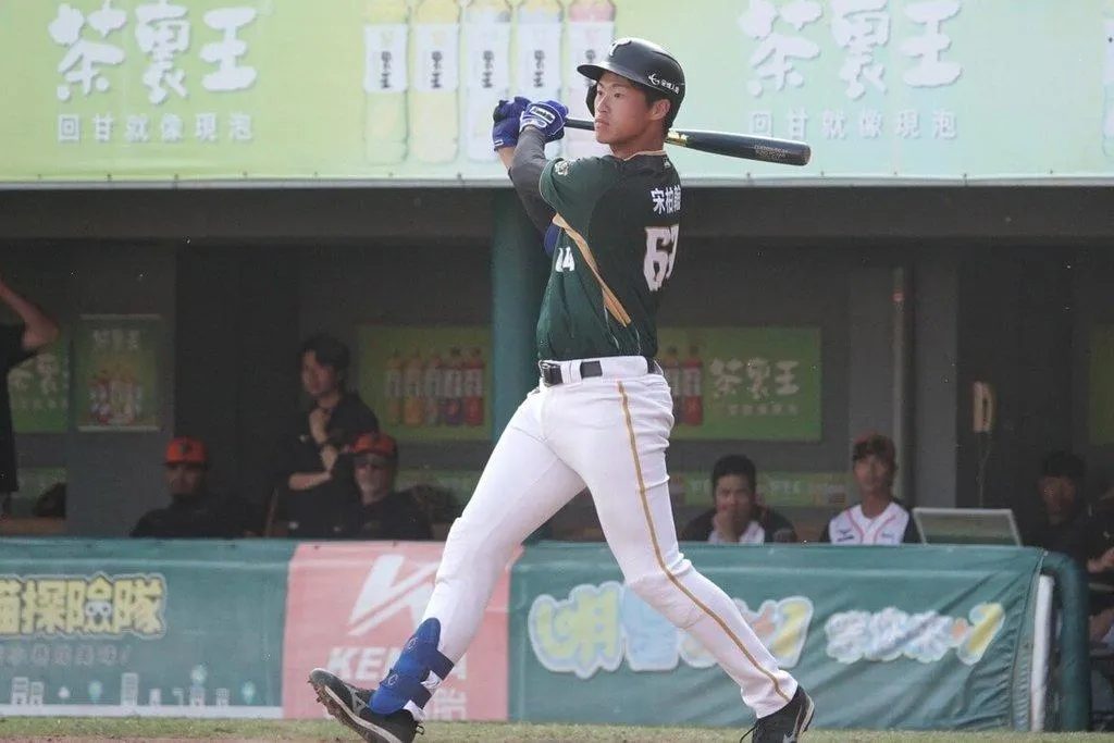 台鋼雄鷹19日有球員異動,新註冊名單包括113年選秀第3輪選進內野手宋柏翰,目前暫居二軍打擊王、安打王。圖為宋柏翰2月25日季前熱身賽出賽畫面。(圖/台鋼雄鷹提供)