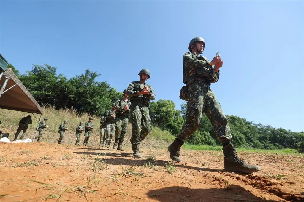 在完成導通測試及檢查後，官兵在助教陪同下前往埋設點。(圖/青年日報)