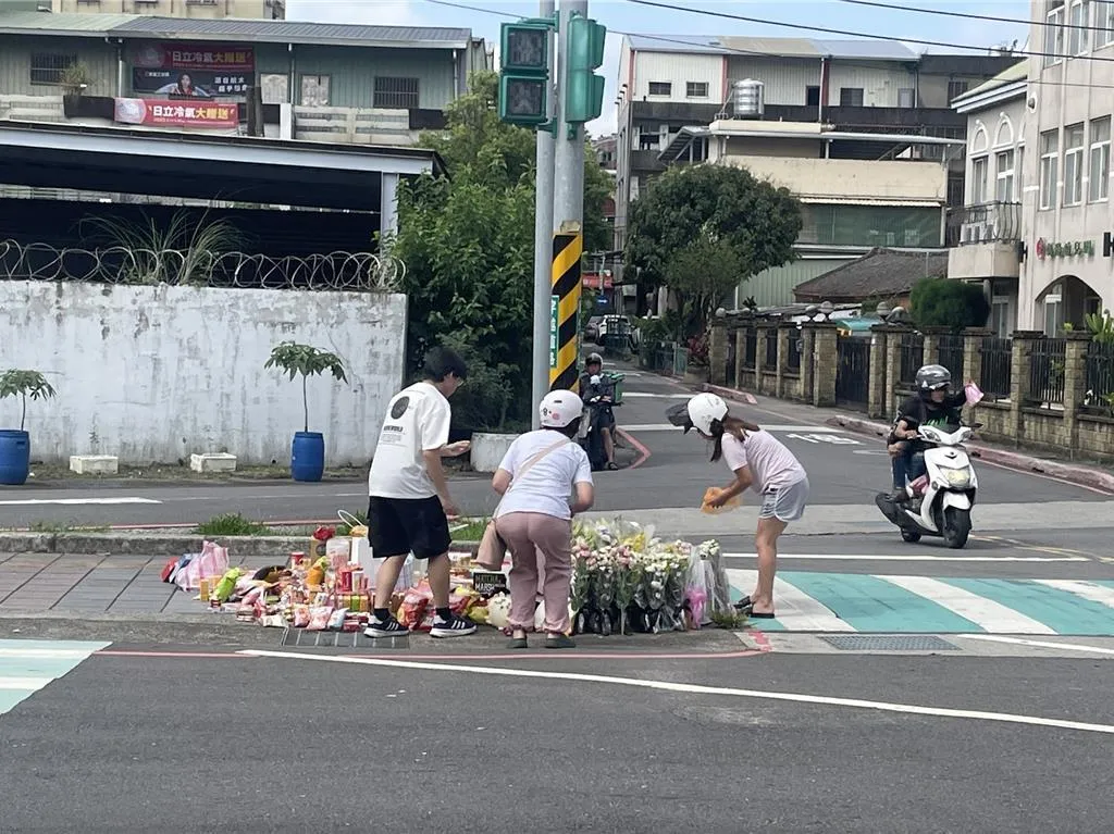 民眾自發性陸續前往事發現場,擺放鮮花、零食並點燃蠟燭哀悼致意。(圖/來源:中時新聞網)