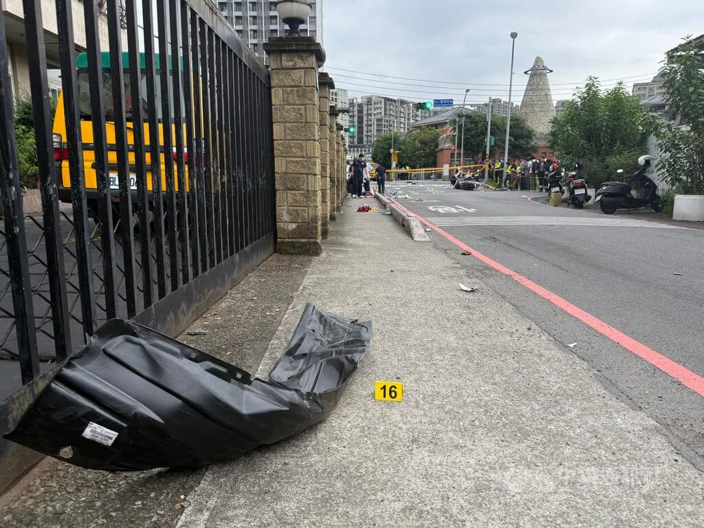 新北市三峽區北大國小外19日發生重大車禍,1輛自小客車衝撞多名路人,車輛保險桿散落肇事路段。(圖/中央社)