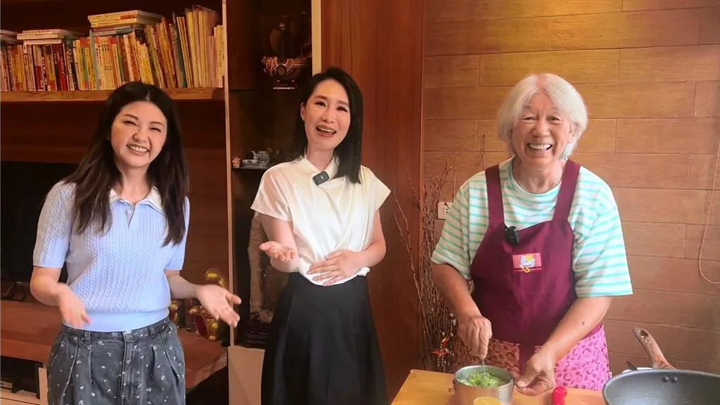 小CALL(左)透露婆婆(右)昔因痛風病況嚴重。(圖/年代)