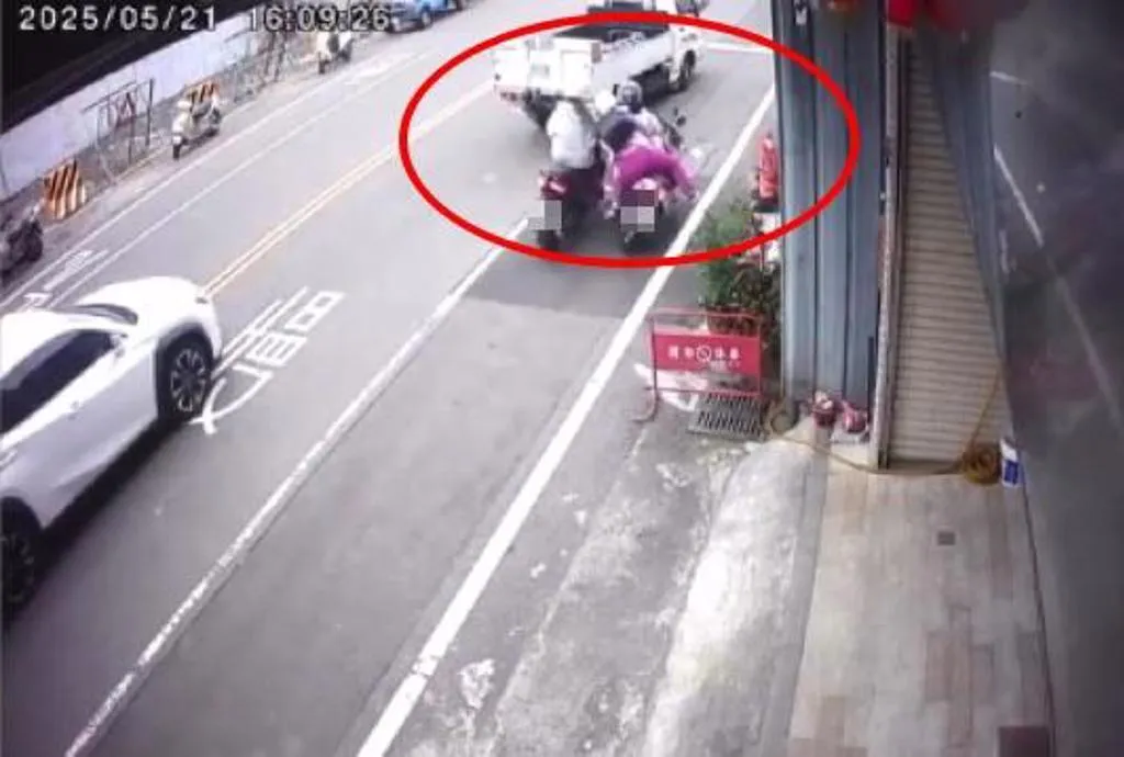 監視器畫面顯示貨車一度打方向燈右轉，兩機車反應不及追撞，全案已移請車禍肇事鑑定委員會調查。（圖／翻攝畫面）