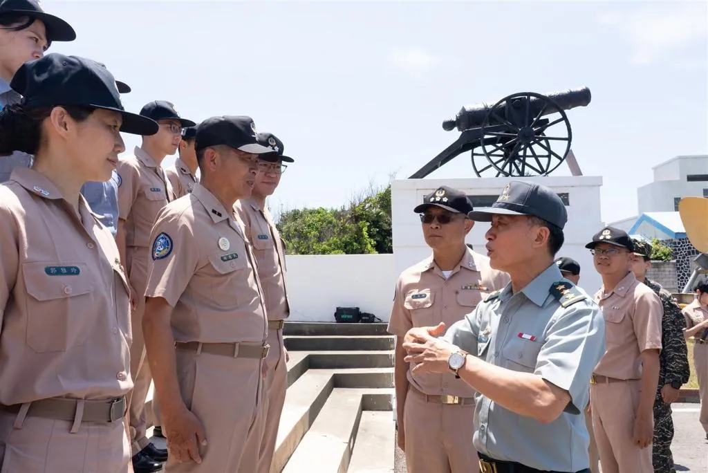 鍾副部長肯定馬支部官兵工作辛勞。(圖/軍聞社)