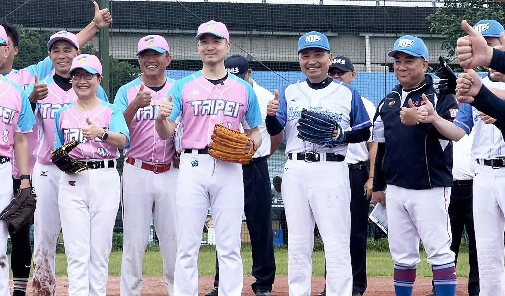 蔣萬安與侯友宜率隊以球會友。（圖／翻攝自中時新聞網，張珈瑄攝）