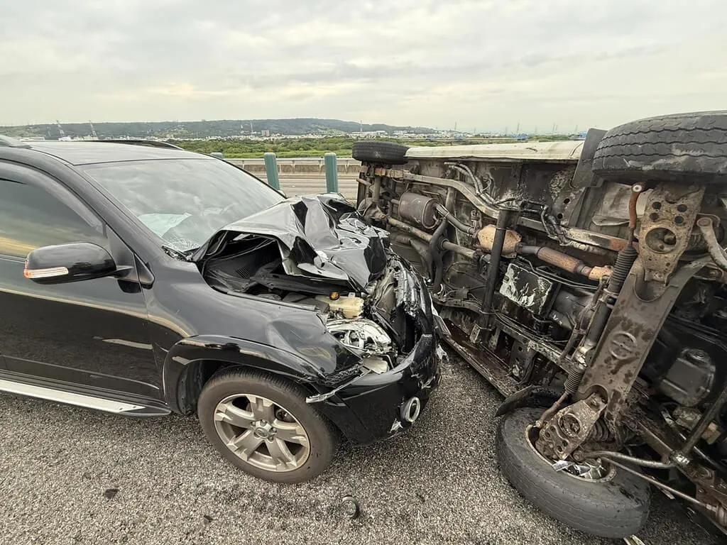 國道3號南向彰化和美路段24日傍晚發生2車事故，1輛自小客車爆胎失控側翻，另輛自小客車因閃避不及撞上，事故造成6傷送醫，詳細肇因仍待釐清。（圖/國道警察提供）
