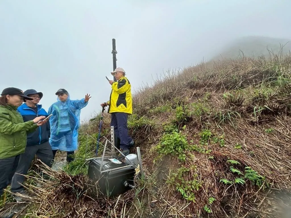 國科會主委吳誠文（左2）24日親赴4月陽明山小油坑失火地點了解現場狀況，國研院已拆除全台各地所有內建鋰電池的空氣品質感測器。（圖／國科會提供）