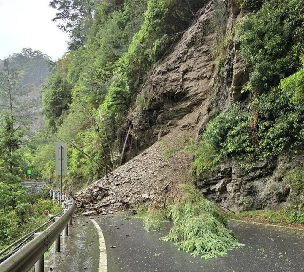 中橫公路台8線109.8K在25日上午發生坍方，因土壤含水量高，公路局當晚實施預警性封閉。（圖／民眾提供／中時）