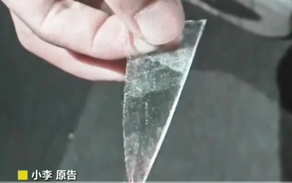 京男遭玻璃插肚致十級傷殘。(圖/翻攝微博)