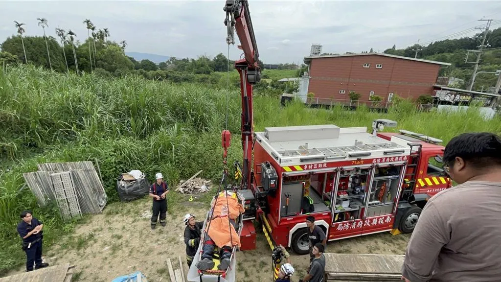 消防救護人員將受傷工人吊掛到地面送醫搶救。（圖／南投縣消防局提供）