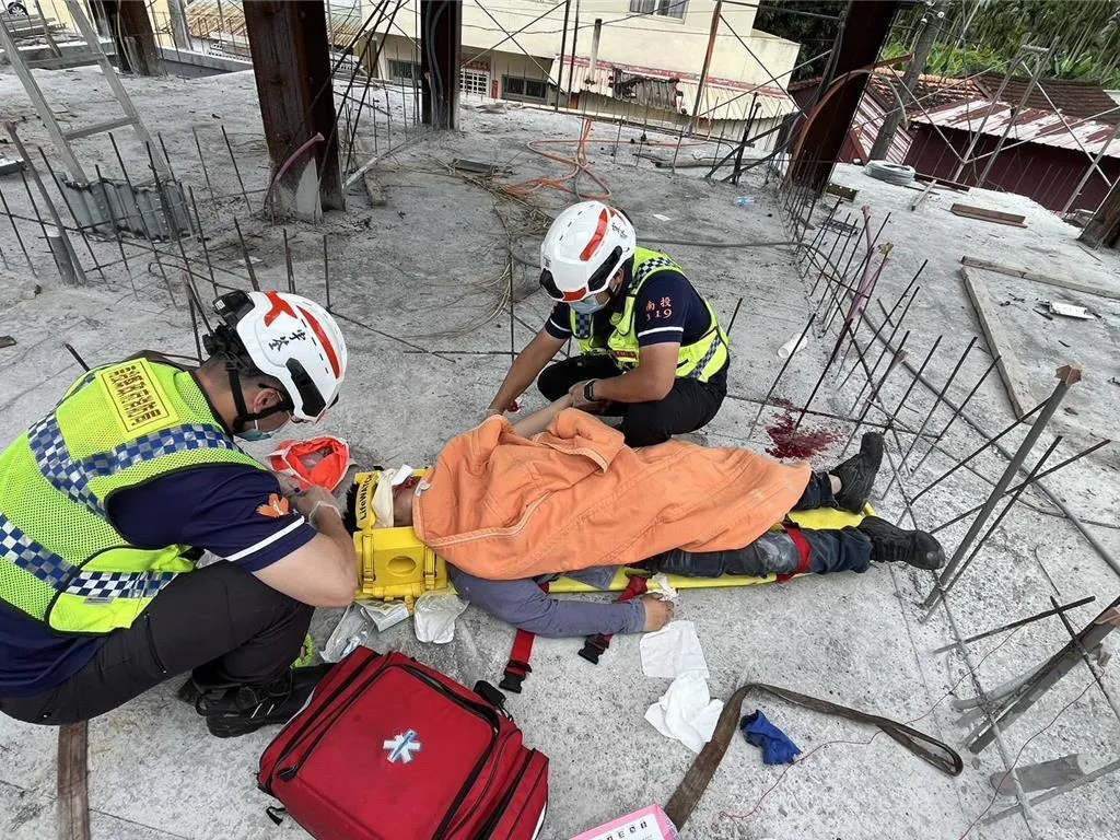 南投縣竹山鎮鯉南路1處工地28日發生34歲工人疑跌倒遭鋼筋插入左眼窩，傷者大量出血。（圖／南投縣消防局提供）