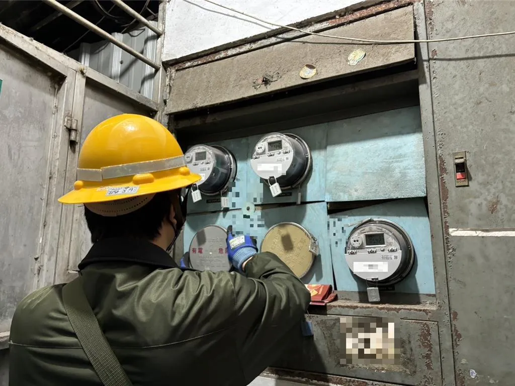 經濟部18日召開電價審議會,決議支持優先爭取政府對台電撥補711億元,且本次電價暫不決定。圖為電表。(資料照/新北市政府提供)