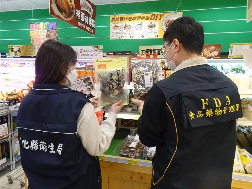 彰化縣衛生局稽查人員前往各大販售端午食品販售地抽檢。(圖/彰化縣衛生局提供)