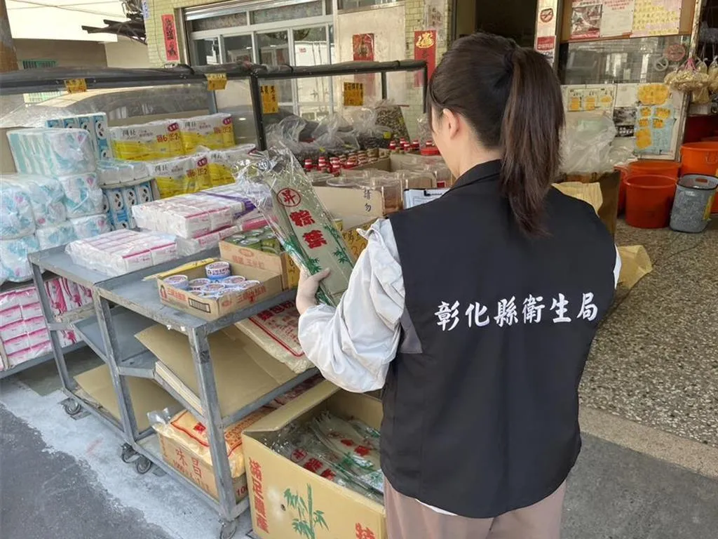 稽查人員同步調查販售粽子商家與相關食材品項。(圖/彰化縣衛生局提供)