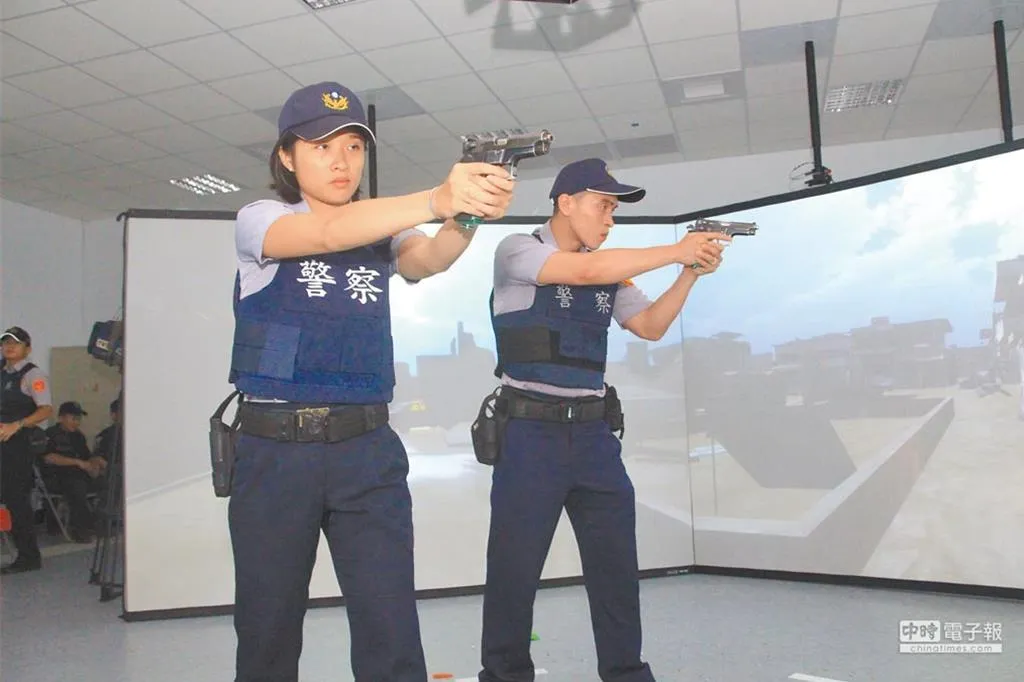 國民黨台北市議員李柏毅指出，2024年成績排行榜，捷運警察逮捕術第一，射擊第三；體能測驗婦幼隊第一、少年隊第二，為何高於外勤單位如刑大、交大等各分局，「哪裡怪怪的」。 （圖／中時資料照片）