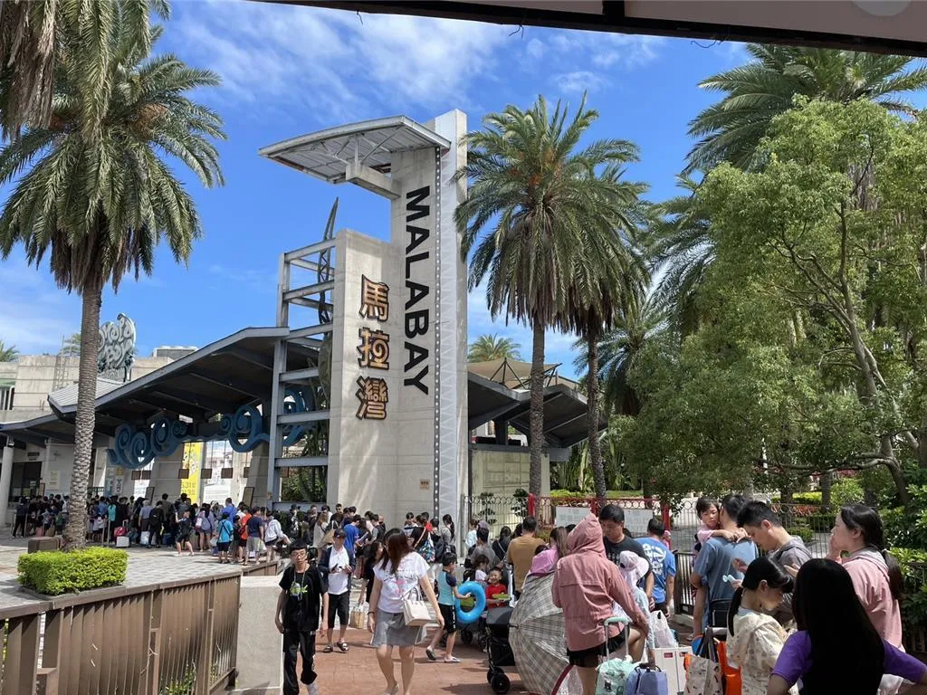 麗寶馬拉灣水樂園也有許多大小朋友排隊。(圖/麗寶提供)