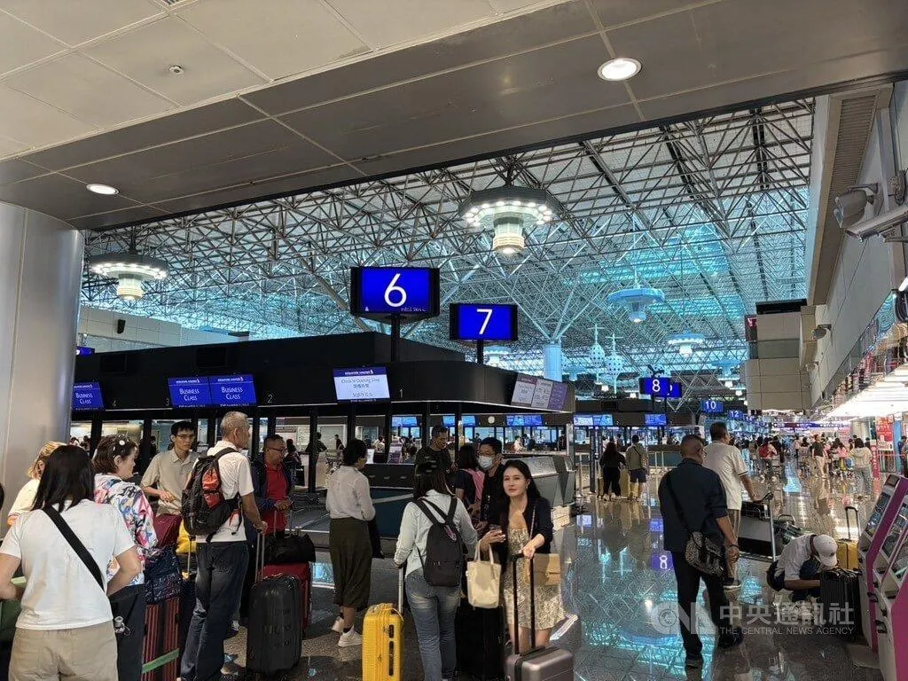 端午連假開跑，由於29日為出境尖峰，桃園國際機場30日疏運人潮未見暴增，與日均運量差不多，出入境等流程運作順暢。（圖／中央社）