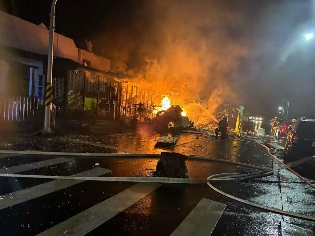 台東縣成功鎮市區一家餐廳30日凌晨發生火警，現場發出氣爆聲，消防局獲報立即派遣人車前往搶救，幸無人員傷亡。（圖／台東縣消防局提供）